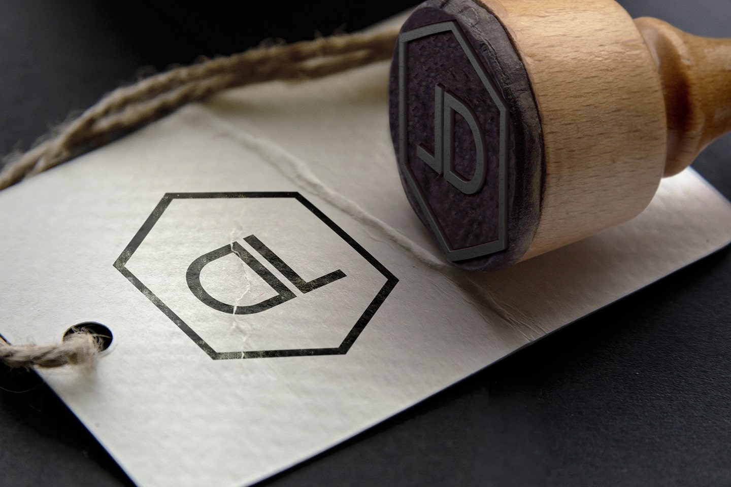 Stempel mit dem Logo von De Leon Schmuck