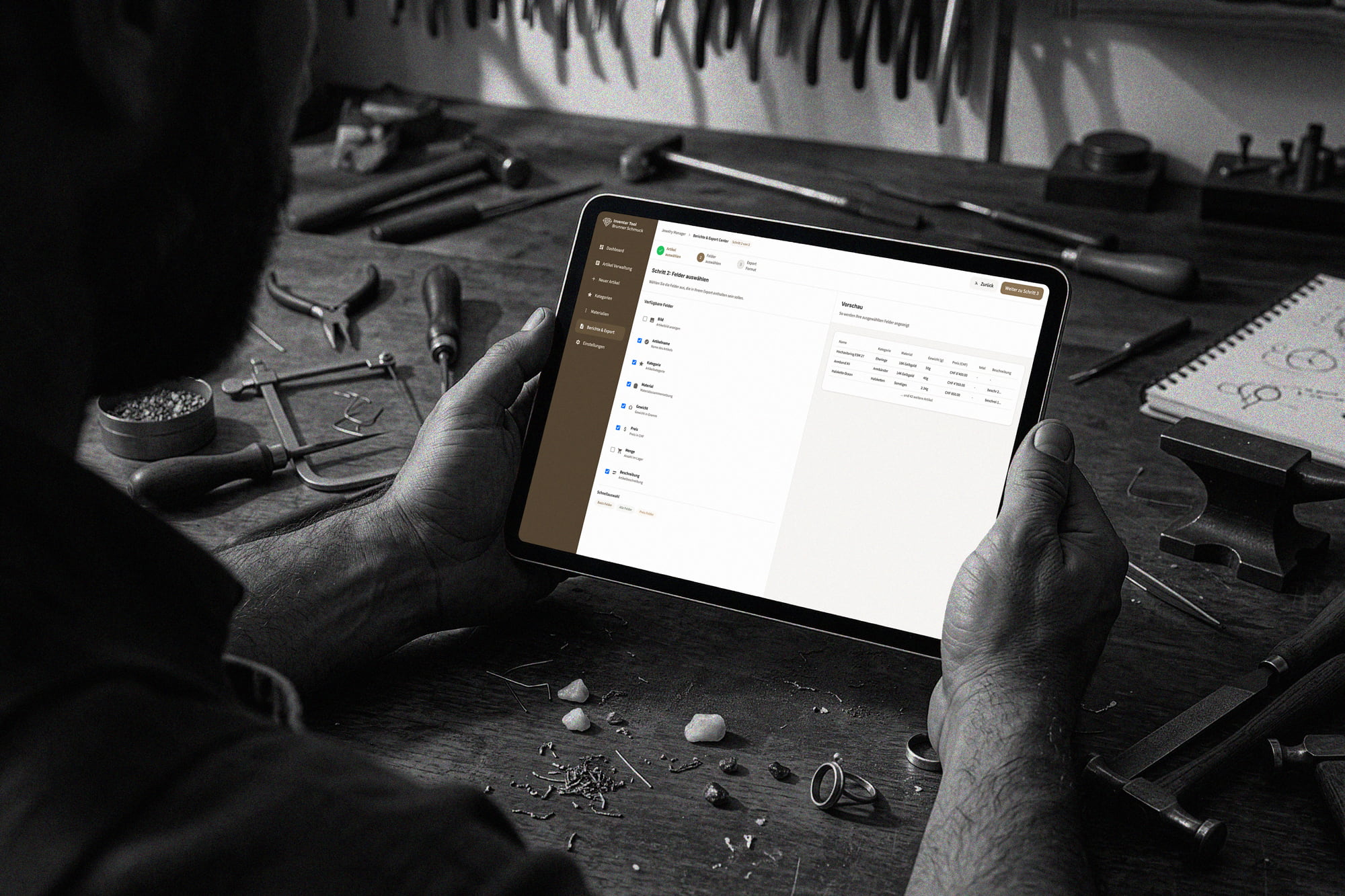 Mitarbeiter erfasst Inventar mit der Software auf dem Tablet